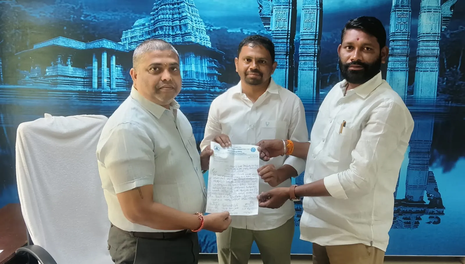 వినతి పత్రాన్ని అందిస్తున్న కన్నం సునీల్, మేడారపు రంజిత్ కుమార్