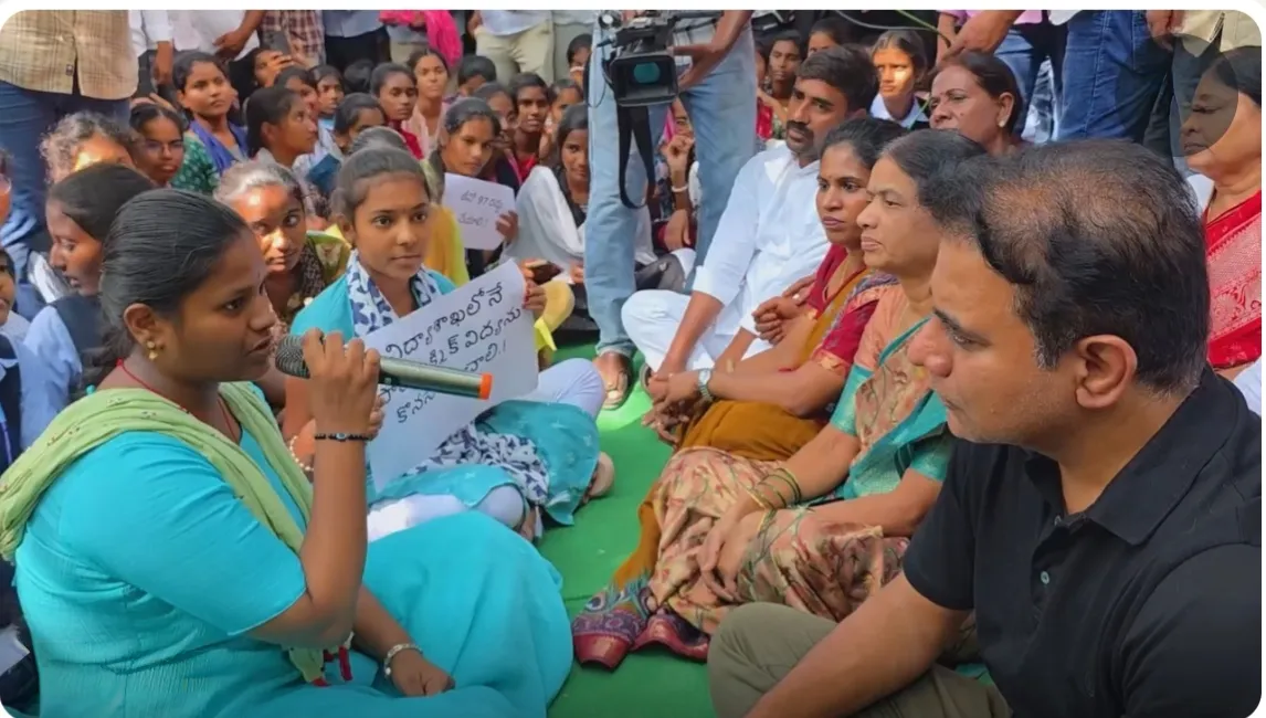 విద్యార్థులతో బీఆర్ఎస్ వర్కింగ్ ప్రెసిడెంట్ కేటీఆర్ .