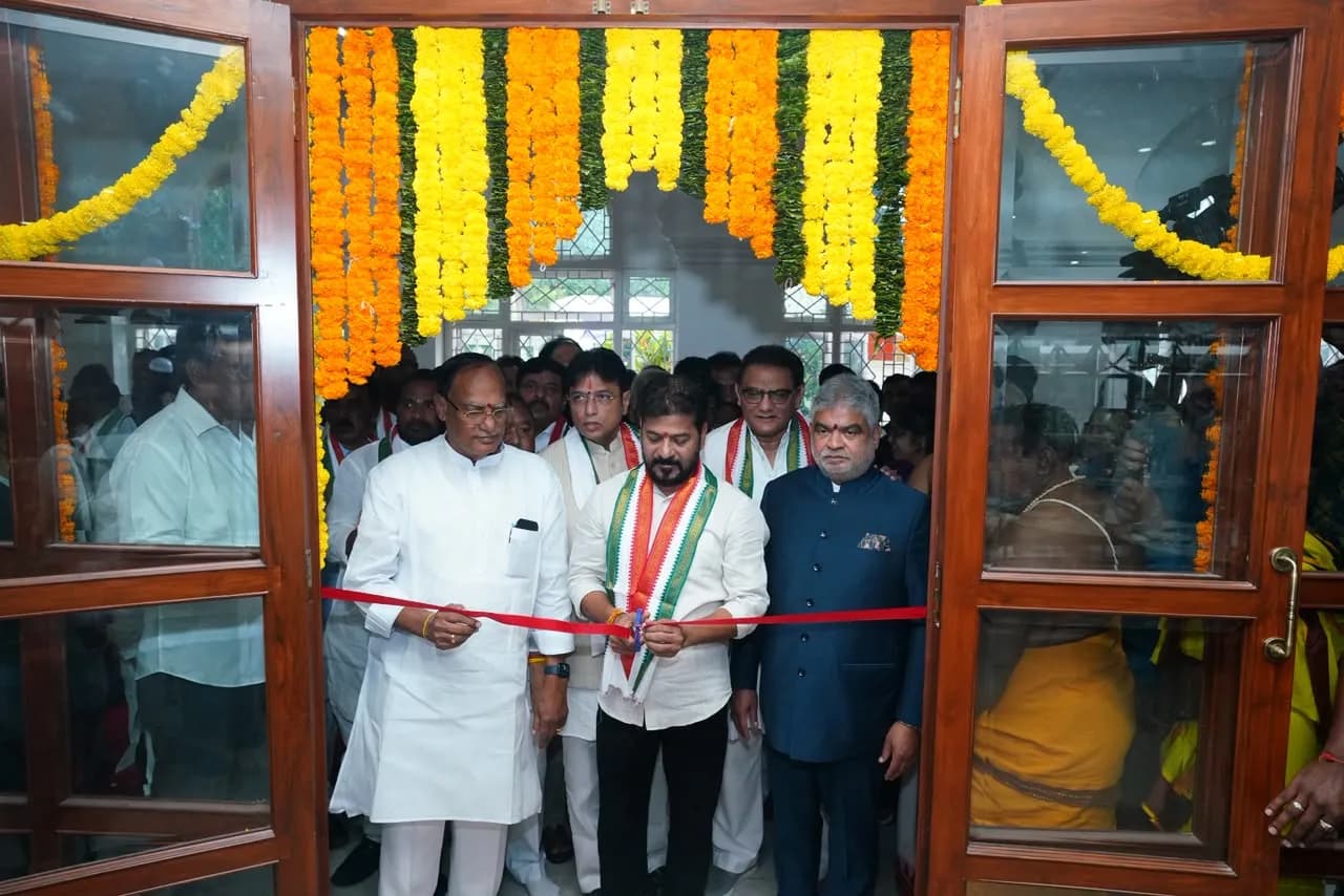 సెంట్రల్ హాల్ ను ప్రారంభిస్తున్న ముఖ్యమంత్రి