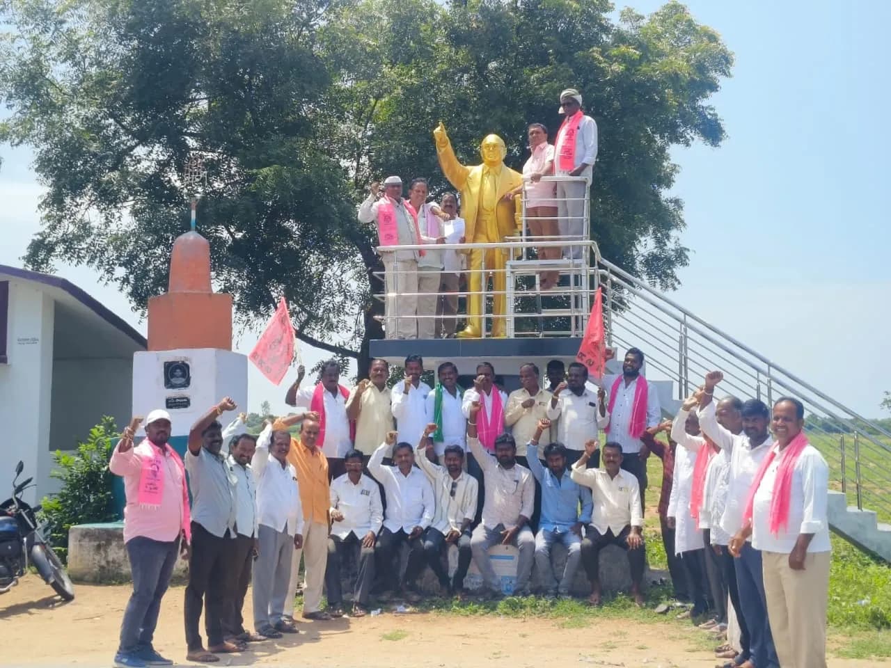 వినతి పత్రాన్ని అందిస్తున్న బి.ఆర్ఎస్ నాయకులు